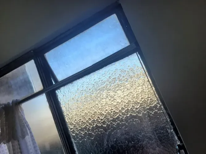 Vendo Uma Janela De Ferro