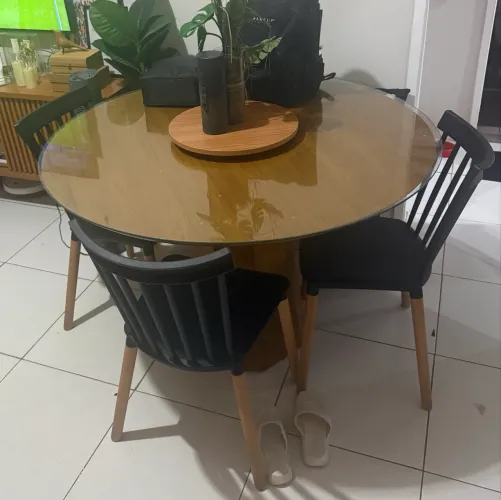 4 cadeiras pretas com pé de madeira 