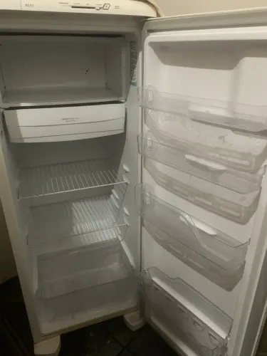 Vende-se geladeira electrolux semi nova com nota fiscal.