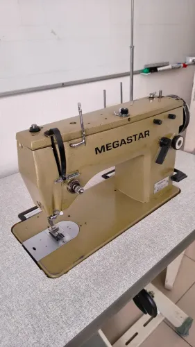 Máquina de Costura Semi Industrial Zig Zag e Reta 