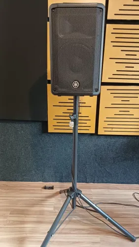 Caixa Ativa Yamaha DBR 10 + Pedestal