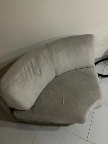 Sofá Curvo Moderno em Veludo/Suede - R$ 150