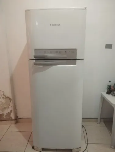 Geladeira Eletrolux DF50 com defeito