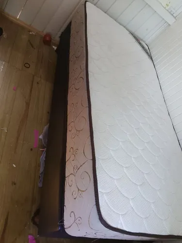 Cama box novinha