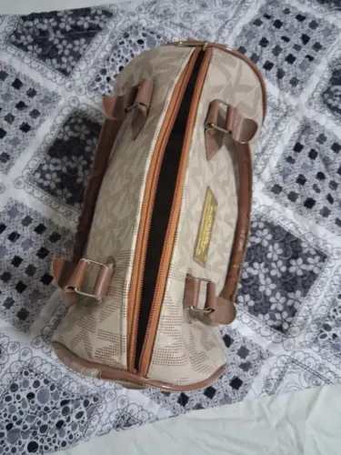 Bolsa baú, muito linda, usada, com um pequeno descascado na alça somente