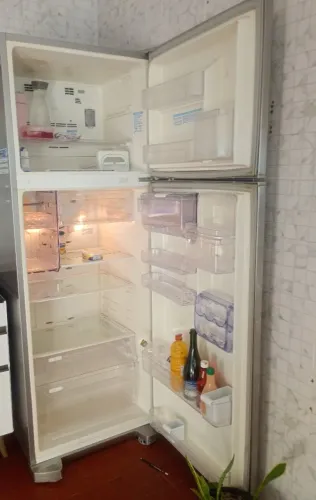 Geladeira inox com defeito