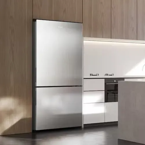 GELADEIRA BOTTOM FREEZER METAL TECH HISENSE - nova lacrada
