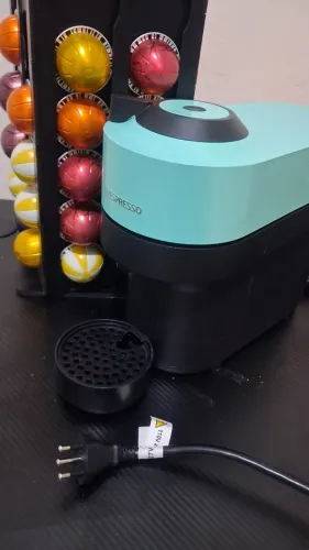 Cafeteira Nespresso+suporte com cápsulas 