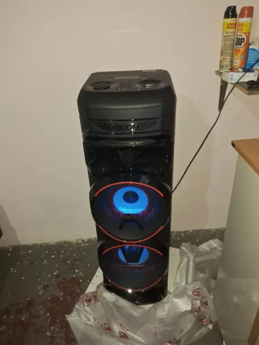 Vende se uma caixa de som Lg nova