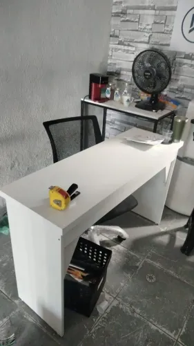 Mesa e cadeira de escritório 