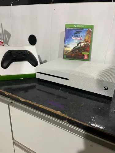 XBOX ONE S - 1 TB - COM CONTROLE DE SERIES S