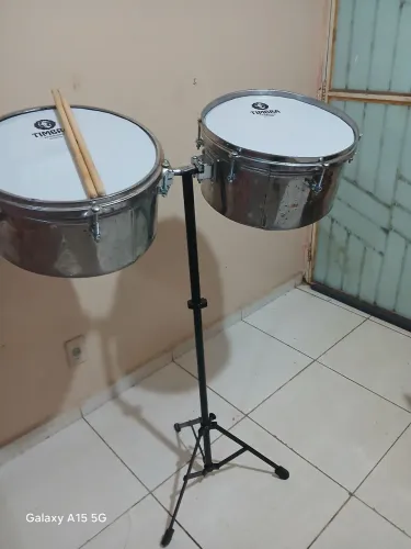 Timbal completo com tripé e baquetas 
