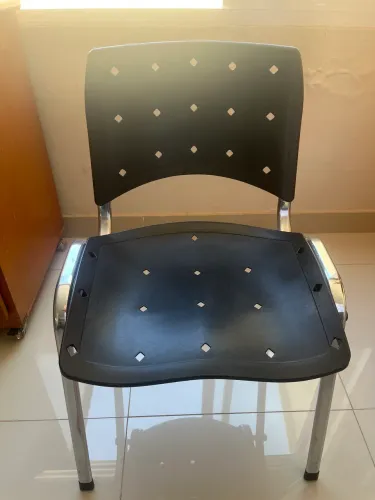 Cadeiras pretas,em excelente estado e qualidade, com uma ótima resistência.