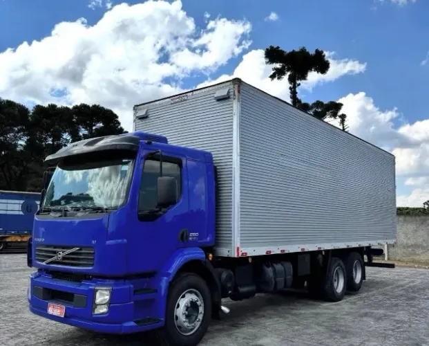 Volvo vm 260 6x2 2009 Baú