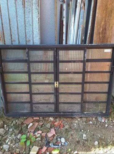 Vendo 3 Janelas Sasazaki usadas com vidros faltando apenas alguns
