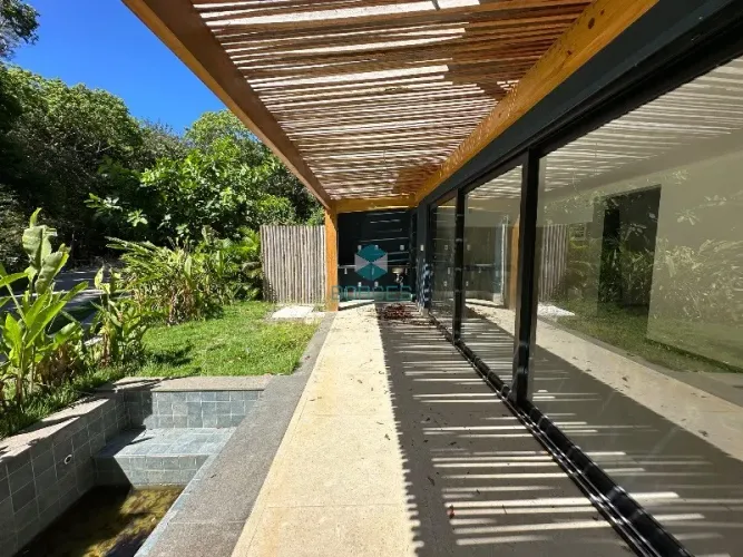 Casa à venda em Condomínio na Praia do Forte, Mata de São João-BA: 3 quartos, 3 suítes, 11