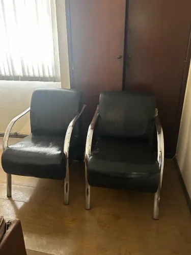 Duas poltronas em metal e courino