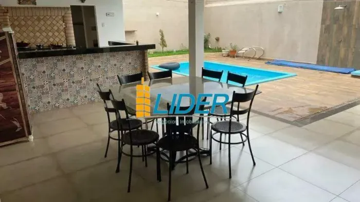Casa à venda, 3 quartos, 1 suíte, 2 vagas, Santa Mônica - Uberlândia/MG