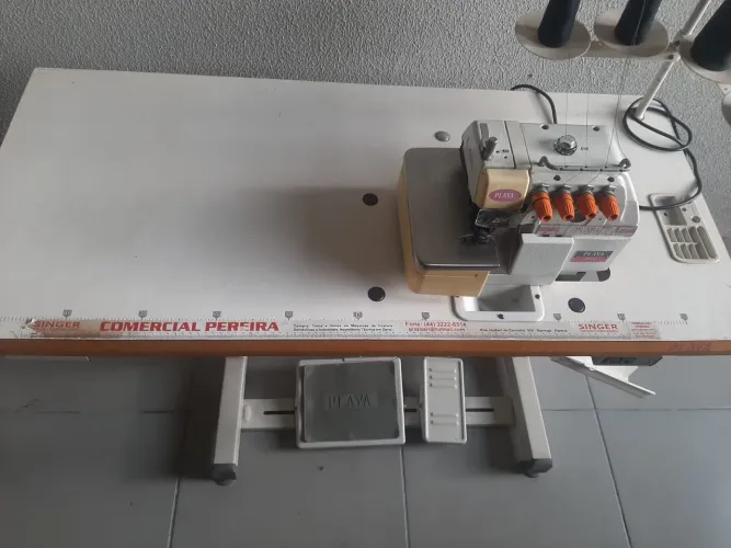 Vende se máquina de costura overlock ponto cadeia industrial.
