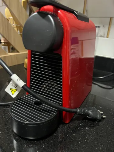 Cafeteira Nespresso mini vermelha