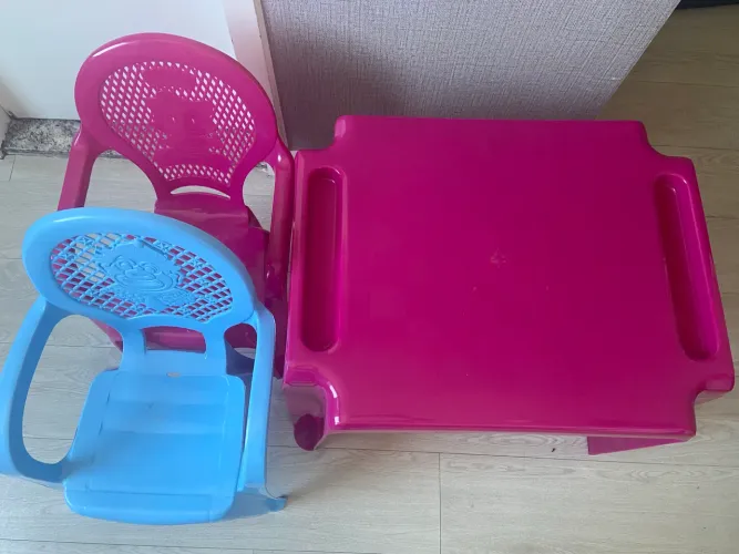 Mesa infantil com cadeiras.