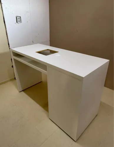 MESA RETA PARA MANICURE 