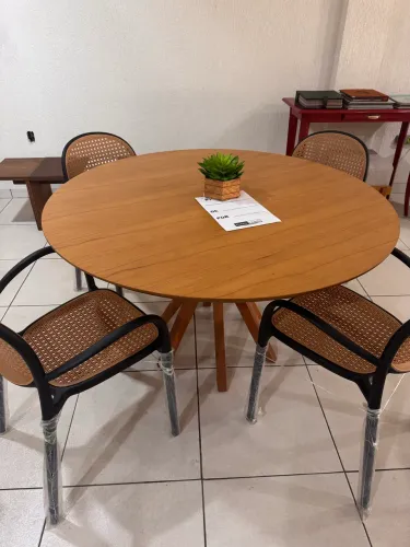 Mesa em madeira de quatro lugares