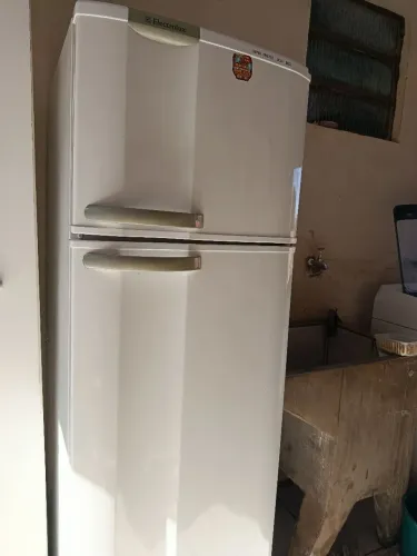 Vendo geladeira duas portas em otima conservação funcionando perfeitamente