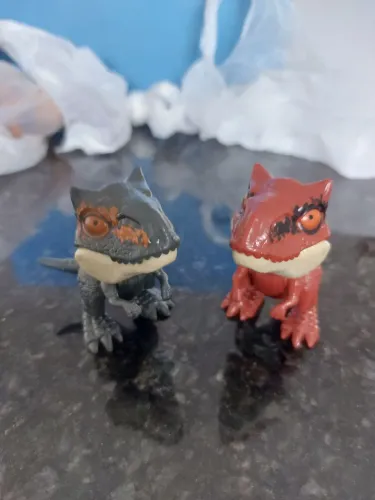 Mini Figuras Dinossauro Carnotaurus Jurassic World Snap Squad / Mini Colecionáveis