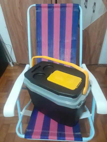 Cadeira de praia com caixa térmica cooler.