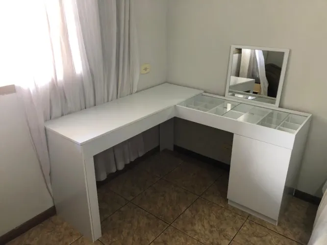 Escrivaninha em perfeito estado 