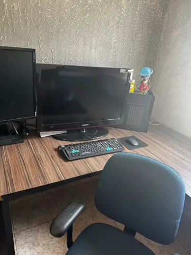 Mesa em L e cadeira