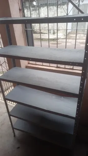 PRATELEIRAS FERRO E MADEIRA.