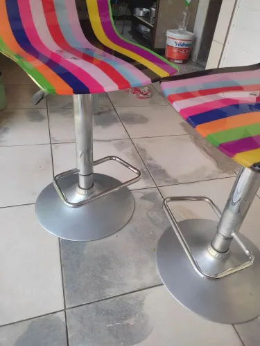 Duas cadeiras para balcão