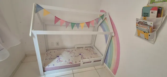 Vendo linda cama montessoriana com colchão em excelente estado
