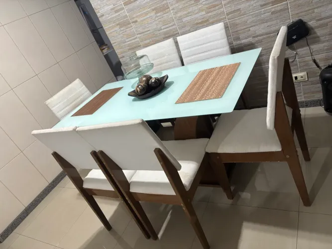 Vende-se uma mesa de 6 cadeiras