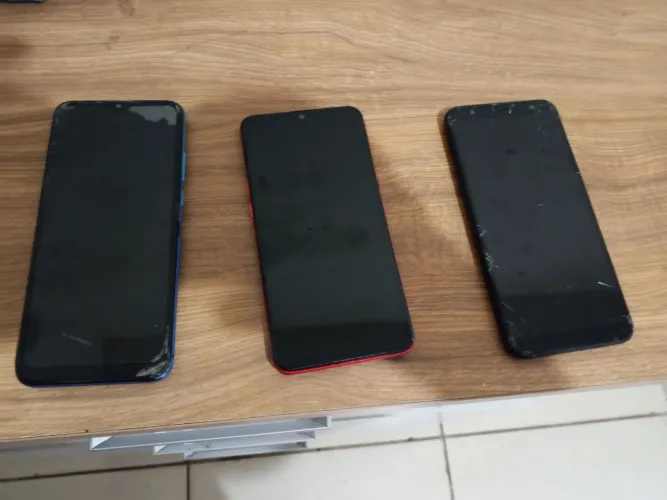 Três celulares pra conserto