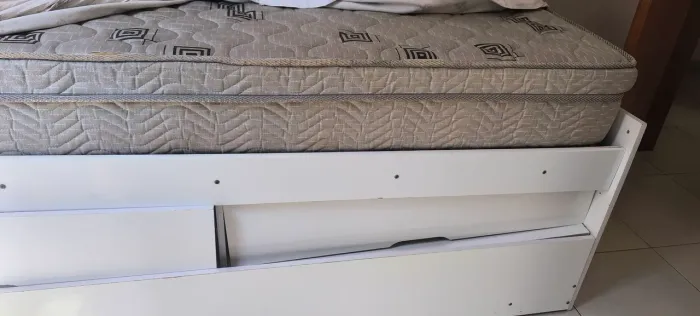 Cama com colchão solteiro para doação