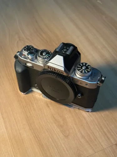 Câmera Nikon Zfc + grip Smallrig