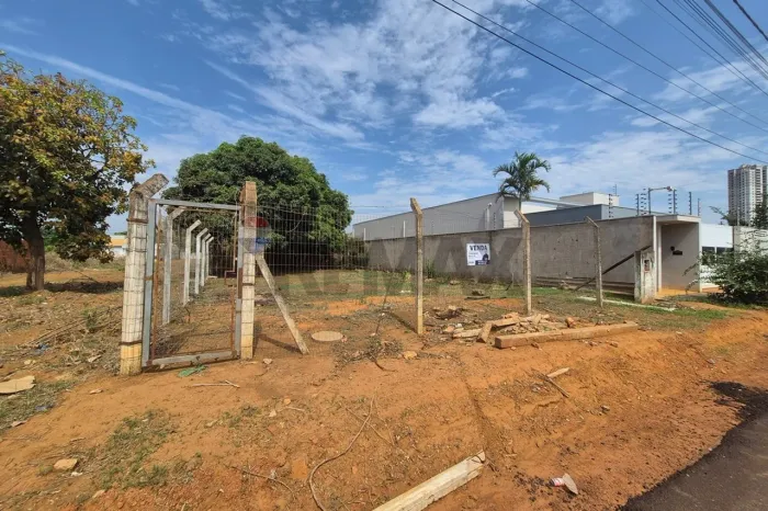 Terreno à venda de 375 m² no Parque Sagrada Família