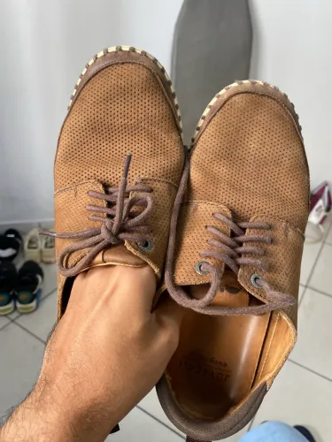Sapato Casual Jovaceli (Camurça Marrom com Perfurações) - TAMANHO 38