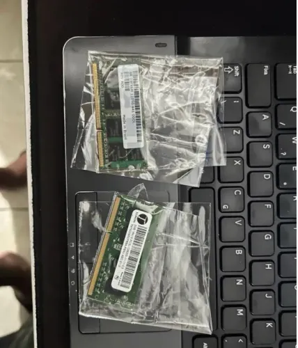 Memórias RAM é de 2gb e a outra 8gb