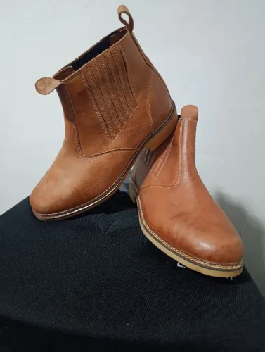 Bota de couro usada 2 x, tamanho 37, valor 200 reais 