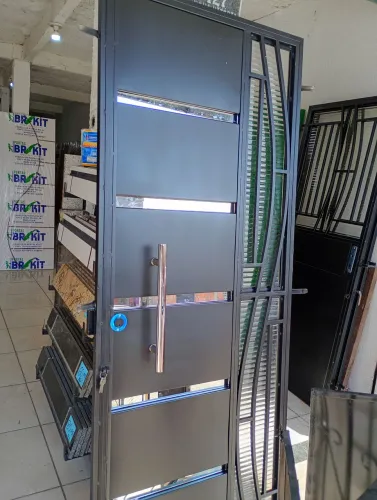 Porta 85x2.10 abre janelinha do lado