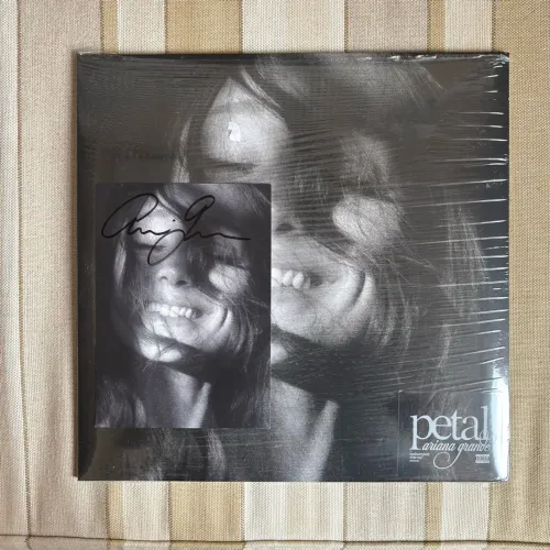 Ariana Grande - petal LP ( autografado )