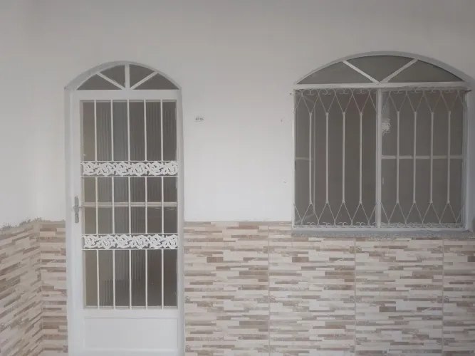 Alugo casa na Avenida Areia Branca - Santa Cruz