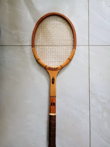 Raquete de tênis antiga de madeira retrô 