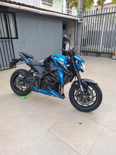 GSX-S 750 2021 super conservada, pouco rodada