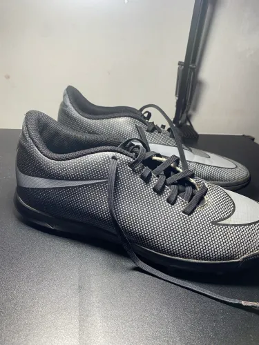 CHUTEIRA NIKE MERCURIAL PRETA E CINZA - ÓTIMO ESTADO
