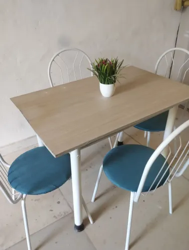 Faço a entrega aceito cartão, mesa com 4 cadeiras